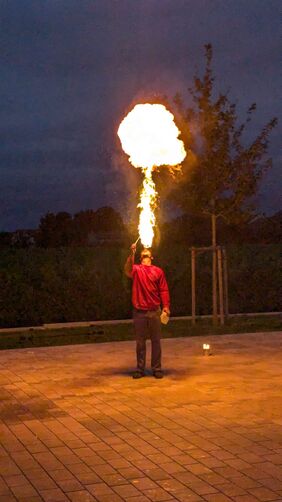 Darbietung eines Feuerspuckers am Abend. (Quelle: Malteser Speyer)